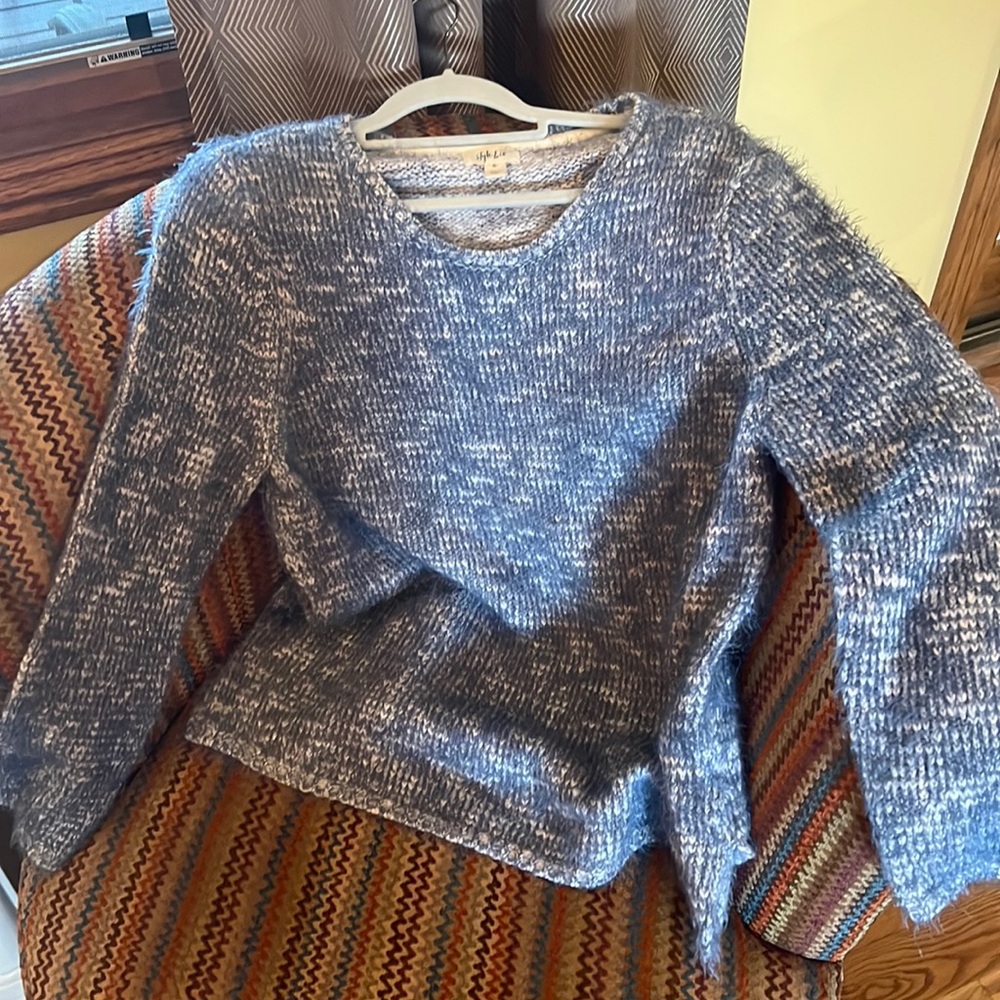 Perfect crew neck warm sweater with a hand knitted look with a dash of metallic